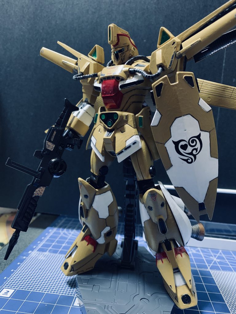 白とメリハリつけるために本来のカラーより全体的に濃いめのカラーリングになっています。旧キットは足が短く感じたので、少し長くする工作をしてみたのですが、いやー難しい。