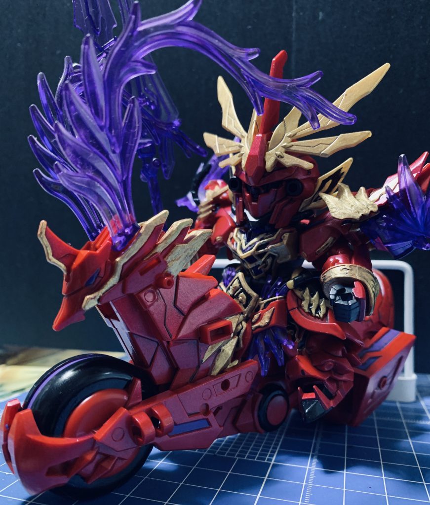 欲しいもの全部持ってるな呂布シナンジュ！しかも最近のSDはスタイルがいい…。関節もいい感じの渋みなんでこうやって遊んでてもへたりにくそうです。