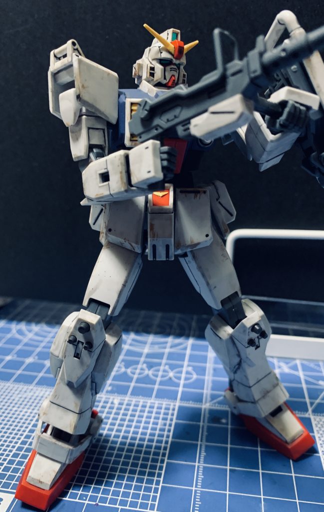 汚すのめちゃくちゃ楽しい…子供の頃水たまりで泳いでた事を思い出しました。初めてで怖がってしまいましたが、足元はもっと強く汚したほうが良かったなあ。今回は墨入れ塗料とガンダムカラーで汚しましたが、こうなってくるとウェザリングカラーも使ってみたい！