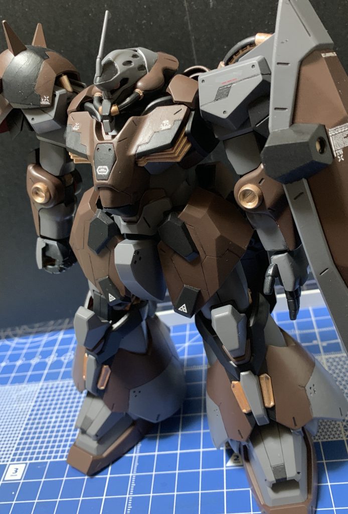 レッドブラウンとグレーバイオレットをメインに、ブラック、ダークグレー、カッパーなど塗分けています。左型のチューブの中身がカッコよかったので、チラ見せするために少し削ってみました。バンダイさんこういうの惜しみなく隠しちゃうところが憎い。