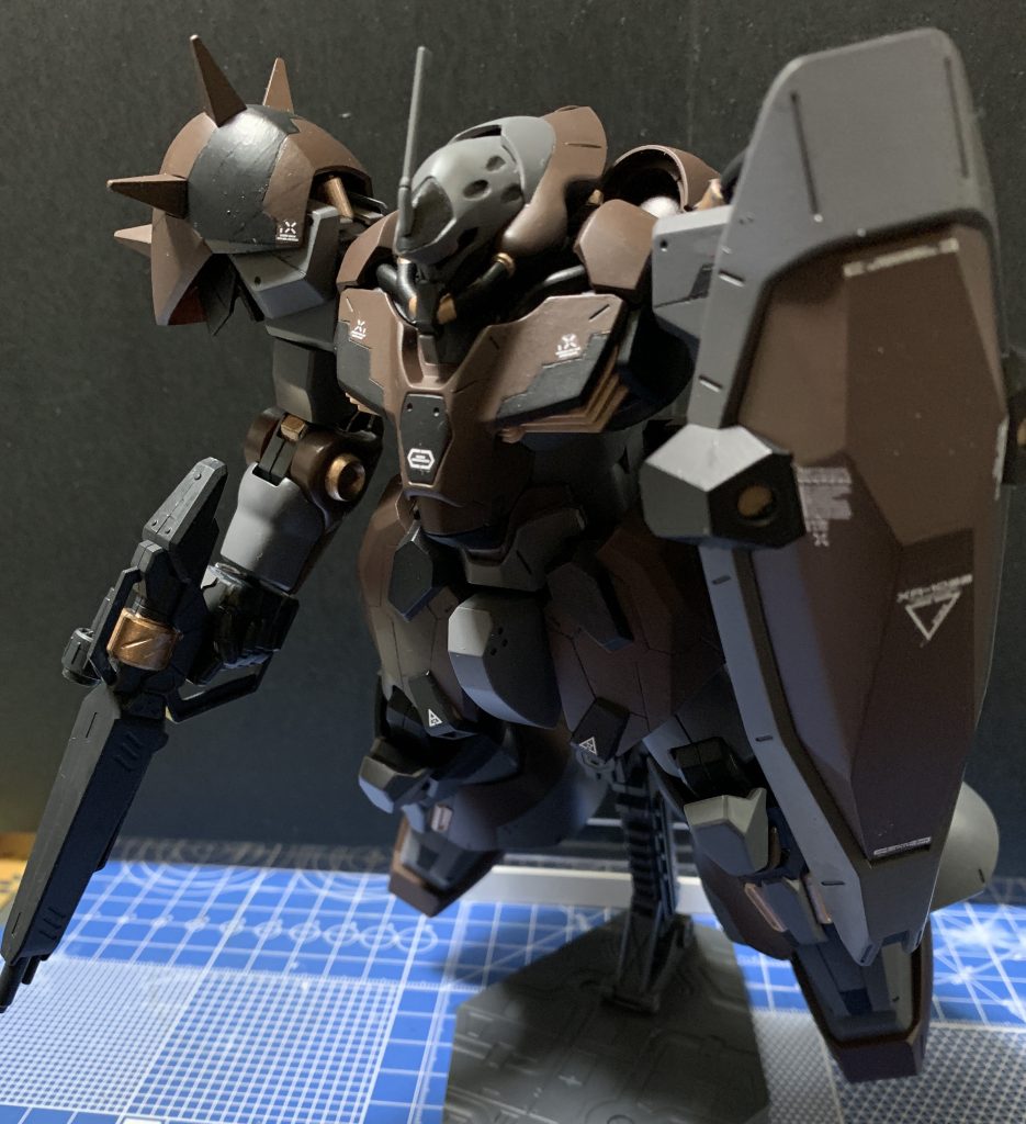 MGクラスの大ボリュームのメッサー、迫力があります。下半身の太いMSいいなあ…F02のほうが手に入ったのは運が良かった。マッシブな感じの機体好きです。