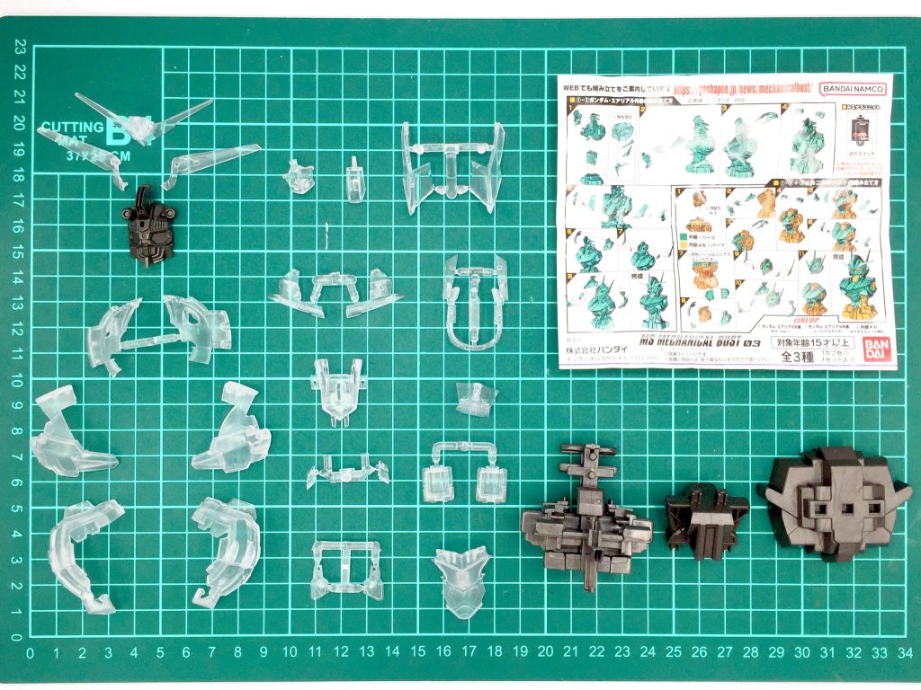 サクッと切り離し丁寧にゲート処理を行います。スミ入れ工程