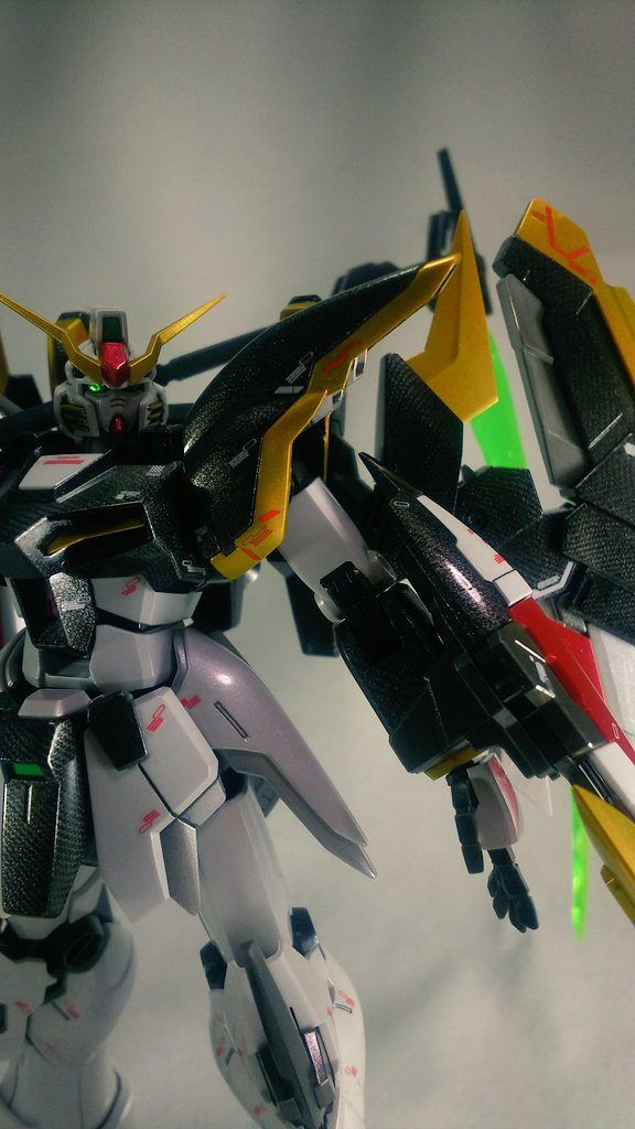 ツインアイは付属のシールを使用