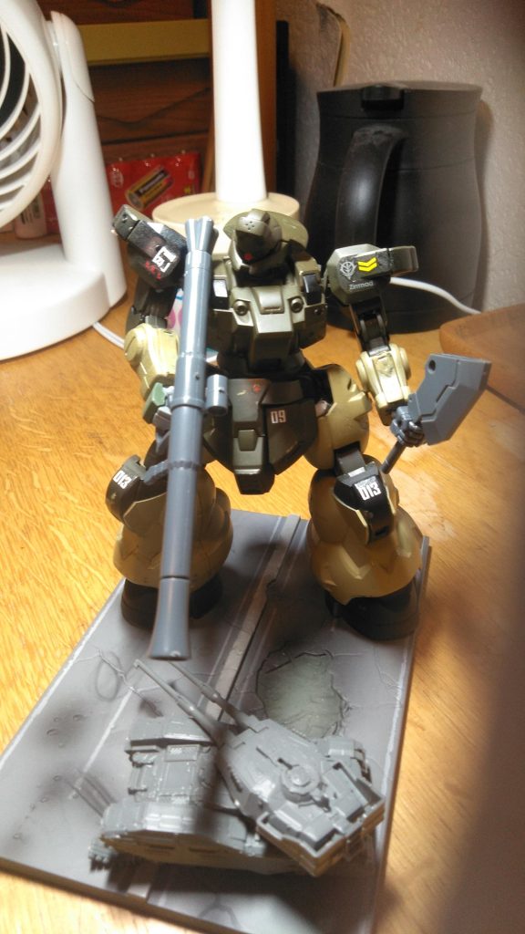 ザクのバズーカを持たせたものです。