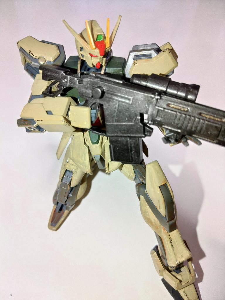 塗装は水性筆塗りと汚しはガンダムマーカーを使用しています。塗料の多くは昔作ってたスケールモデルに使用した余りを活用しています。左手のハンドパーツはRGダブルオーライザーの平手を使って、ライフルを構えている状態を再現しました。