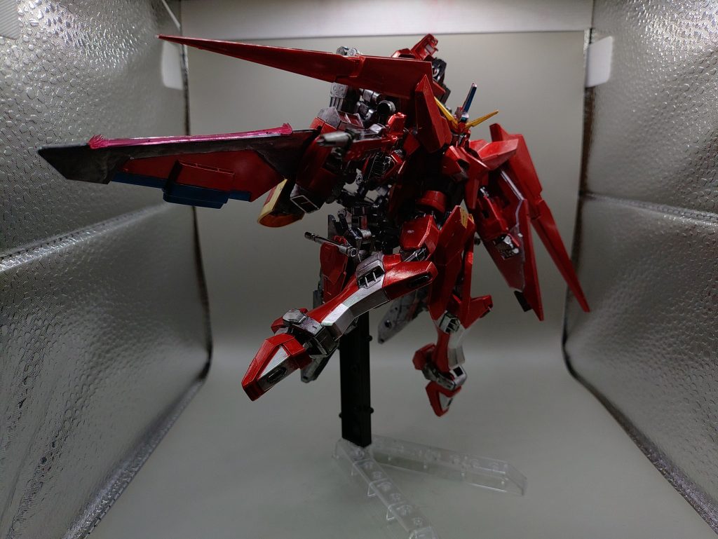 ◯アクションビームライフルで射撃するジャスティス。元々ストフリとの連携を視野に入れた機体設計であったため、設計の根幹から見直し、セイバーのような汎用的なコンセプトになっています。