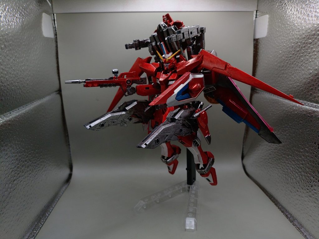 ◯フルバーストモードセイバーを参考に、長距離攻撃が可能なように射撃武装を追加。マルチロックオンシステムにより複数の敵を攻撃できます。