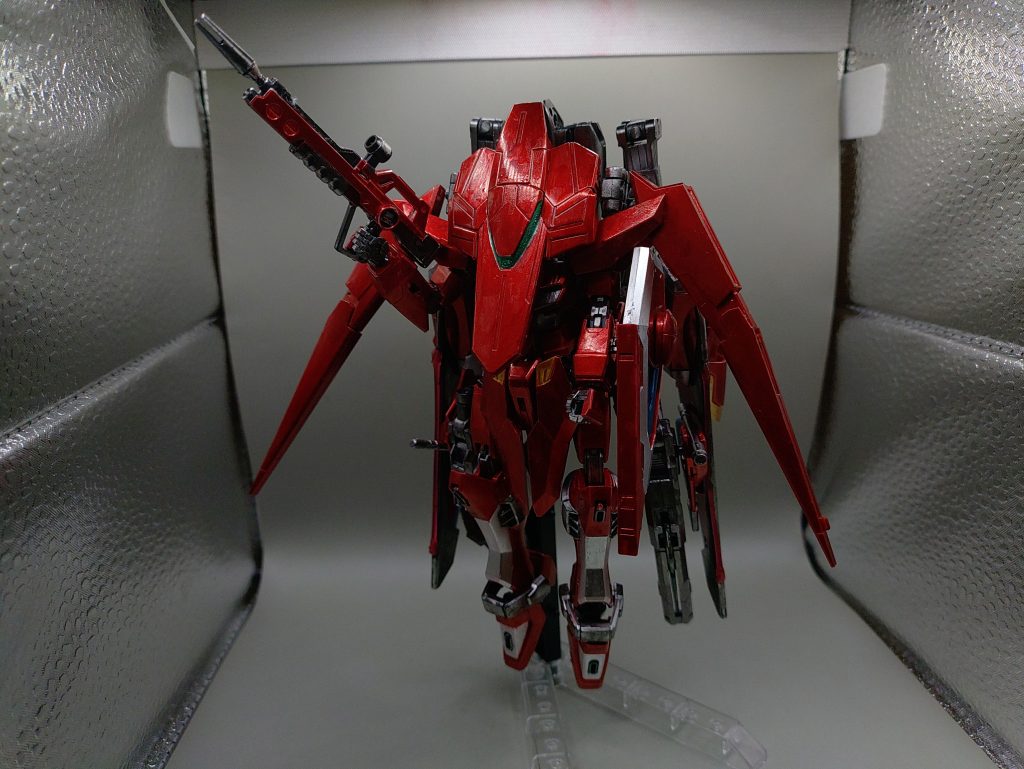 ◯インビシブルゼロ 形態サイレントフリーダムと同様のバッテリー起動用の隠密行動形態。サイフリのようにクロークで機体を隠し機体の防御力を上げるのではなく、本機自体が改造されているため、顔のみ隠し接近戦ができるように調整されています。