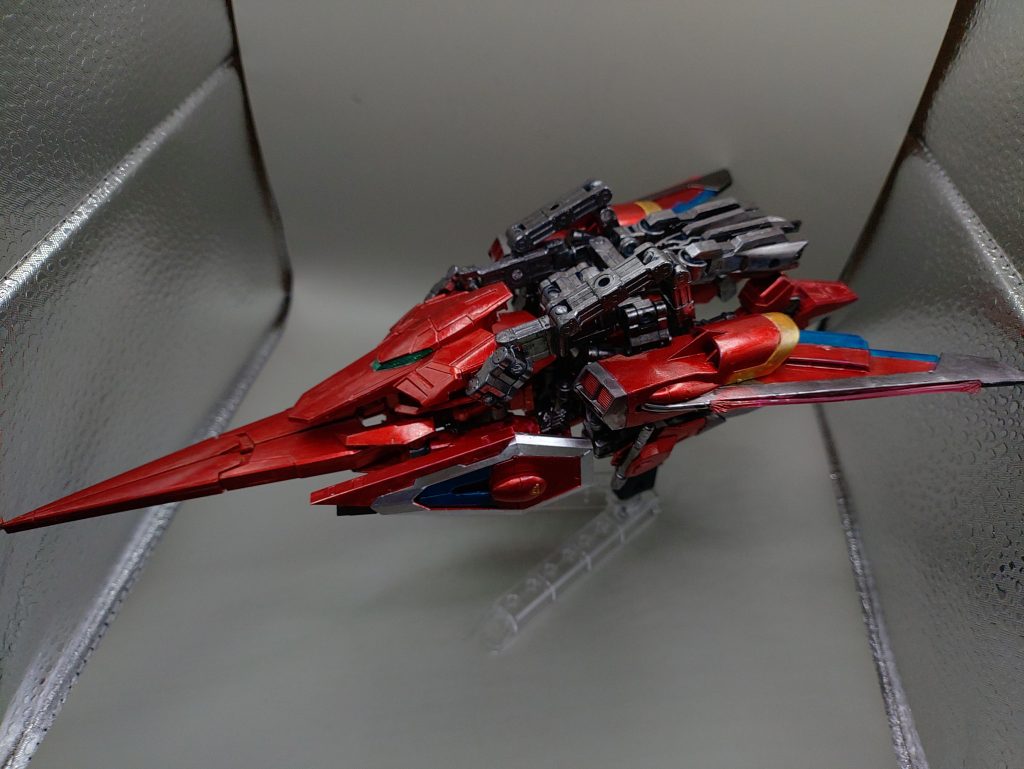 ◯設定インビシブルジャスティス戦闘終了後のジャスティスの運用案のひとつ。インフィニットジャスティスの戦闘データからより強い機体にするための改造案だったが、核兵器の反対から機体を隠すサイレントフリーダムを参考に機体を隠すシステムも追加し本機を完成。しかしサイレントフリーダムが没案になったため本機の製造も凍結となった。