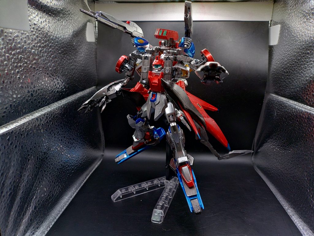 ◯説明オーバーデスティニーストライクフリーダム及びインフィニットジャスティスに敗退したデスティニーガンダムを強化するために設計された改造案。どんな距離でも高火力の設計を見直し、制圧モードと高機動モードを使い分けて、敵機のレベルに合わせた殲滅を目的とした設計を量産されたデスティニーに試験的に追加しようとした。しかし世界情勢の変化により設計の一部は見直されたが、運用にお金がかかるため現実的ではないとし廃案となった。