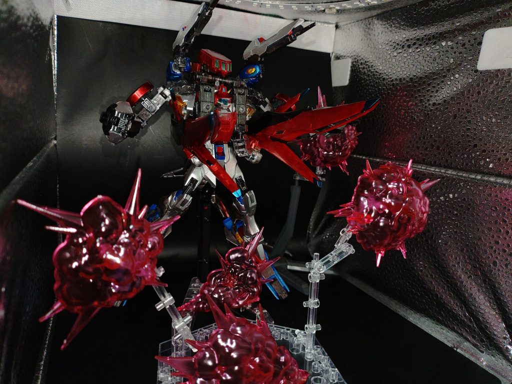 ◯フルバーストモードマルチロックオンシステムを搭載しており、合計6門でフルバーストをおこないます。長距離ビーム砲は羽の中に配置しています。これは、長距離で射撃をするためウイングと同時に使う必要はなく本体の軽量化のためになります。