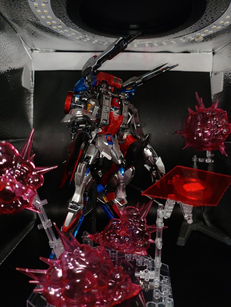 ◯アクション上半身を裏返して、バックアップのクローを展開し、腕はバックアップとして射撃に専念します。肩には新兵器であるロータードラグーンを装備しており、ブーメランの発展させた試験兵器になります。