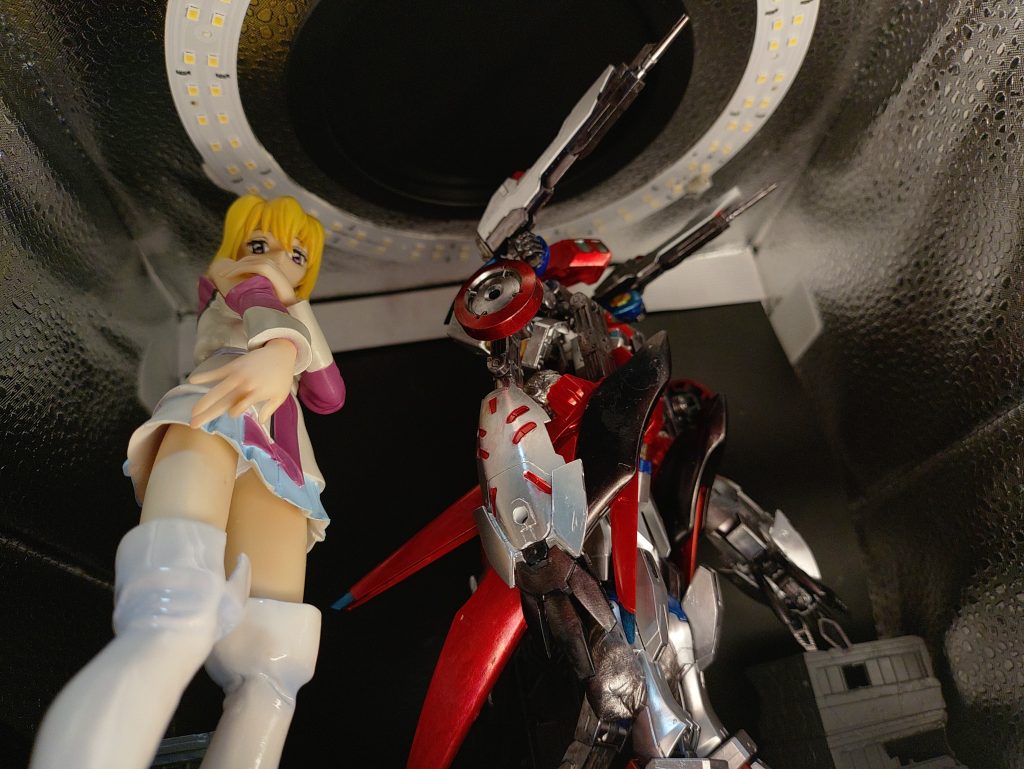 ◯説明 オーバーゼロデスティニーガンダムの改造案のひとつで、射撃メインの制圧力を強化した形態に変形するという案です。しかし、開発中に世界情勢が変わり、コンパスの運営が開始される話が生まれ、核起動の機体を運用できにくくなりました。そのため、核とバッテリーを選択可能に設定を見直し、バッテリー時はオーバーゼロとして遠距離射撃機として運用するようになりました。