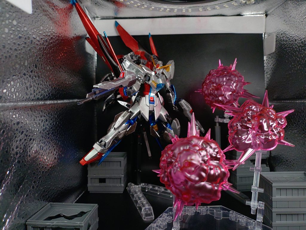 ◯MS形態(デスティニーモード)上半身を回転させて変形するモードで、高速戦闘を行うためエネルギー消費が激しいため基本的には秘匿されています。このモードは核エンジンを搭載している時か、バッテリー起動時に本気になった時になる切り札として運用されます。