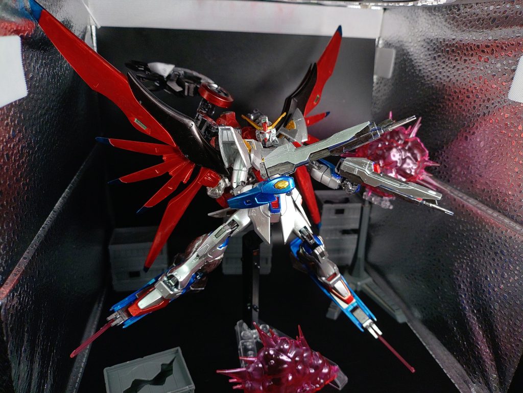 ◯レッグブースター展開デスティニーガンダムと大きな変化としてレッグブースターの追加装備があります。これは光の羽に依存せず、瞬間移動をおこない相手の苦手な間合いで攻めるためです。レッグブースターにはインフィニットジャスティスを参考にしたサーベルを装備しています。