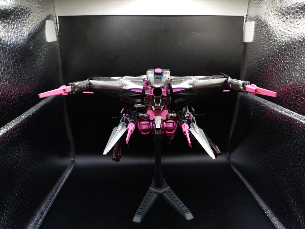 ◯MA形態 正面大型の機体である本機を安定して移動させるための飛行形態。バッテリー稼働の際や天候などが不安定な場合でも安定した飛行を実現するために、飛行機ではなく戦艦のような形態になります。