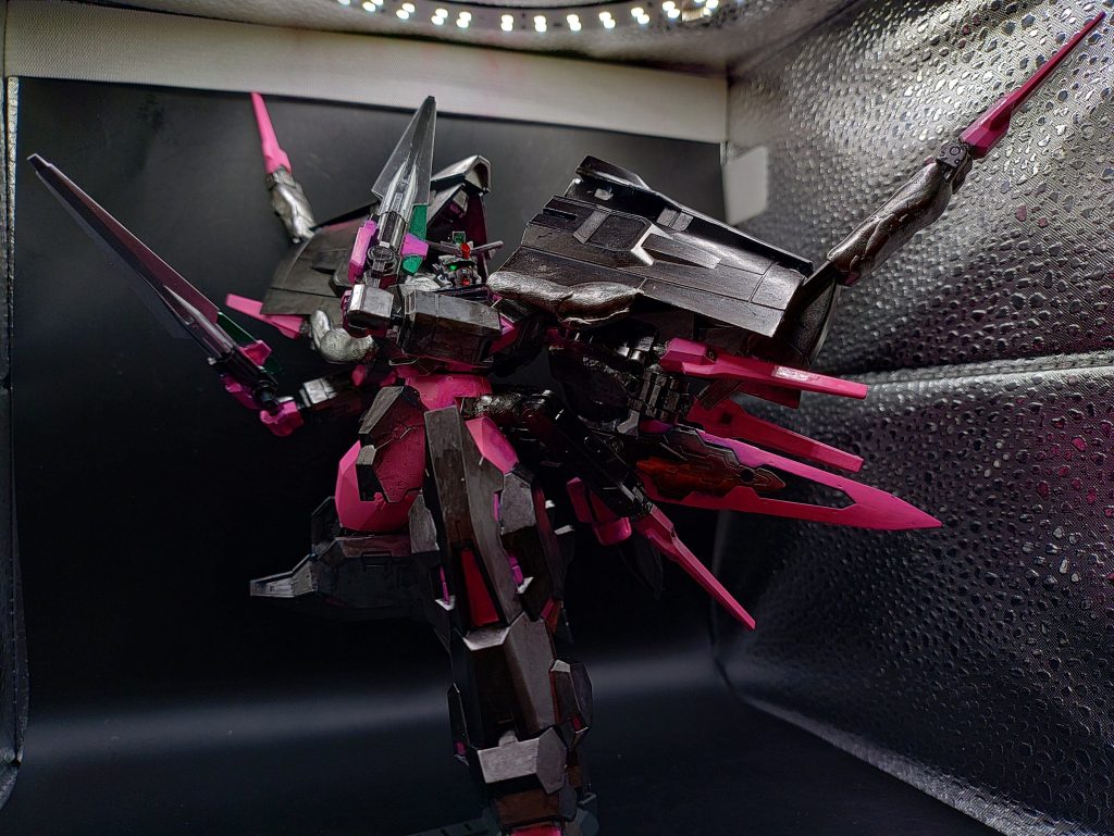 ◯武装・ピクウス76mm近接防御用機関砲×4・ユーディキウム・ライフルソード×2・デファイアント改ビームジャベリン×4・オーディン・オメガランサー×2・ダガードラグーン×8 ・カタールドラグーン×2・エネルギー砲 ツォーンmk3×1・スプリットビームクロー×10・陽電子リフレクターウィング シュナイドシュッツ◯特殊兵装・マルチロックオンシステム・ヴァリアブルフェイズシフト装甲・ハイパーデュートリオンエンジンorバッテリー(選択式)