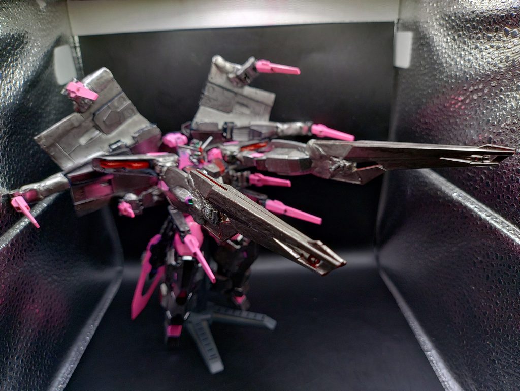 ◯フルバーストモードレジェンドガンダムからとりいれたフルバーストモード。全てのドラグーンを接続したまま砲台として利用し、一斉射撃をおこないます。重力下において、MS形態でここまでの数の射撃が可能な機体は未だにおらず一番の特徴となっています。