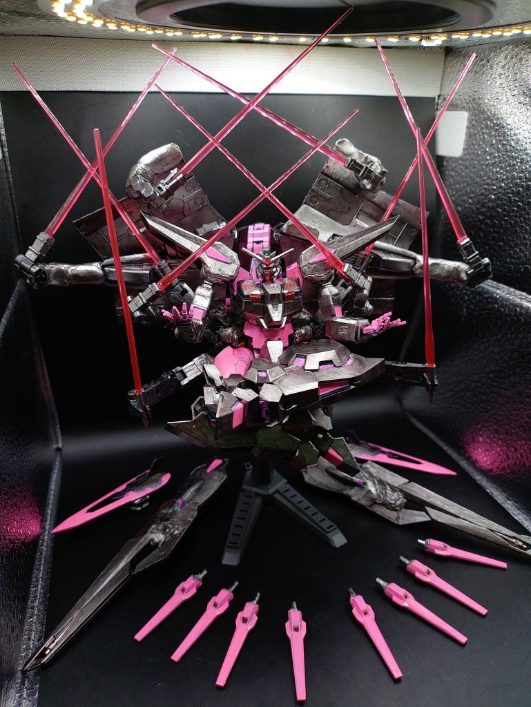 ◯ドラグーン射出レジェンドガンダム同様、無重力時にはドラグーンを射出する事が可能です。ランサーは大型ドラグーンとして射出されます。ドラグーン射出後はビーム砲及びサーベルとして機能するビームクローが展開し、全ての武装を展開した姿は阿修羅そのものです。レジェンドに装備されていた大型のドラグーンは、近接戦闘とMA形態への変形による都合から、排除され総砲門数も36と減りましたが、一門の火力は向上しており、核起動をした場合、総合火力はレジェンドを上回ります。