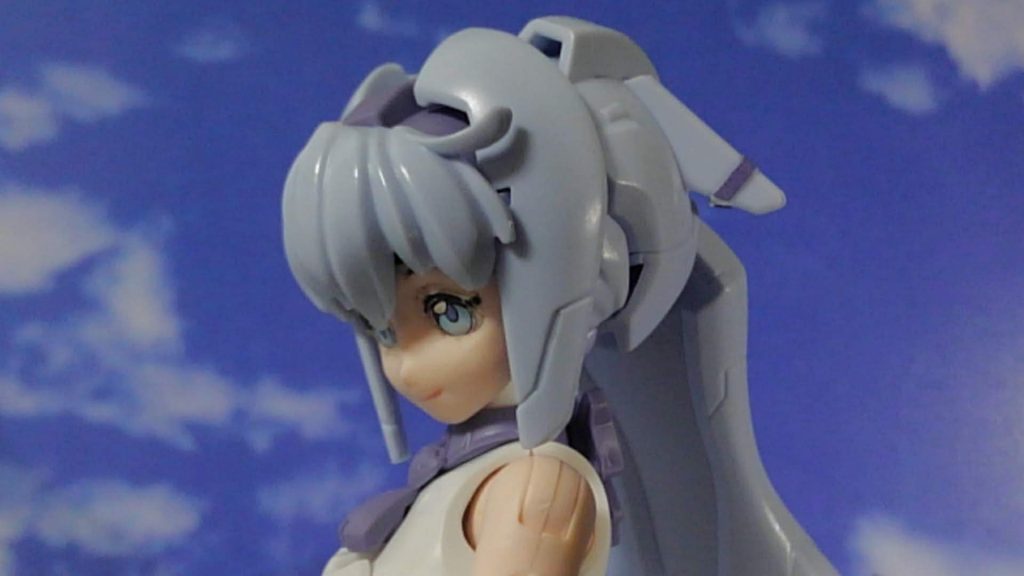 更に顔の接続面も削り込んでアタリを変え、顔の全体を少し後退させつつ顎を少し引いた感じで装着できるようにしてお面っぽさとしゃくれ顎を緩和。これで顎はここまで引けるので、ちょっと上目遣いな感じもこの通り。あとは全体的に肌の血色が悪いのでリアルタッチマーカーのイエローで肌の色を整え、ピンクでリップと口のライン入れを行い、100均コスメのチーク(本物)を入れてお化粧。ボディ自体は無塗装です。