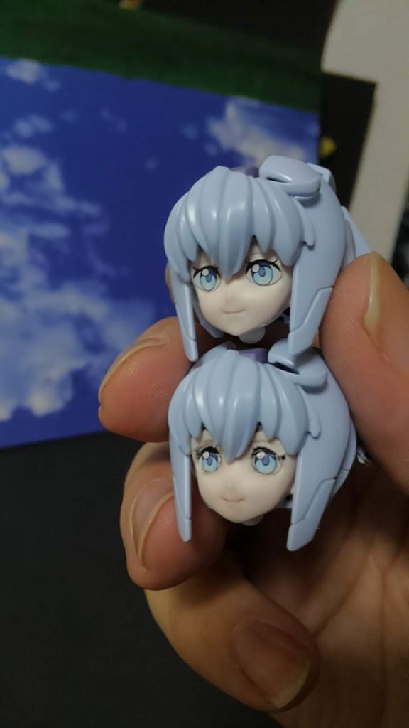 それらを解消するため、ヤスリ片手にバトルスタート。(写真の上側がキット状態、下が加工後です)まずは目の下、頬骨の出っ張りをヤスリで削り、顎を丸めます。同時に顎の骨の裏側からもヤスリを当ててエラの張り出しを抑え、平面的だった頬全体を曲面中心のやわらかほっぺに整え直します。流行りのトキントキンな顎と殆ど肉のないほっぺたは個人的には好きではないし、劇中のサラちゃんも下膨れとまでは行かずとも割とほっぺたぷっぷくぷーなので、パッケージを見ながら削りすぎないよう適度に調整してやります。