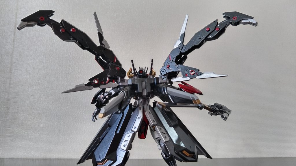 「ダークネスフェザー」飛行時にはガパっと展開して飛びます。見た目の禍々しさもアップして相手に威嚇する効果もある。