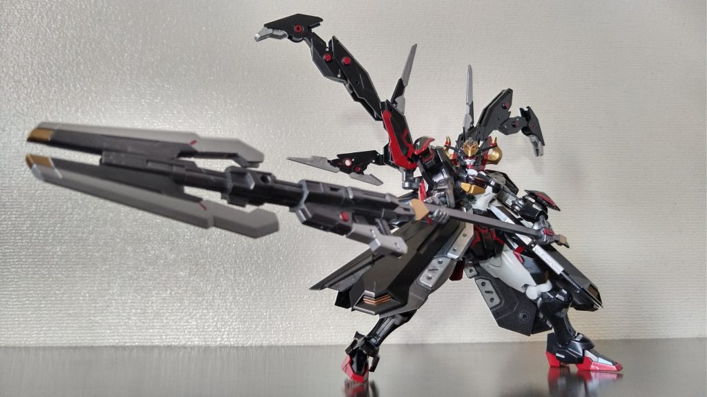 「バッドエンド・ケイン　ハルバートモード」ダークエスカッシャンの一部を装着した近接武器形態。サンライズパースがよく似合う。