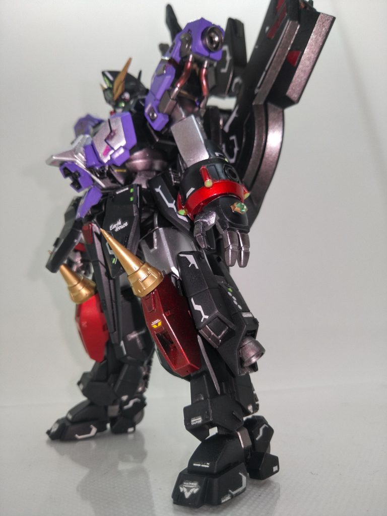 左腕はあらゆる脅威を防ぐプ□テクトウォール！両膝は敵を貫くドリルニー！