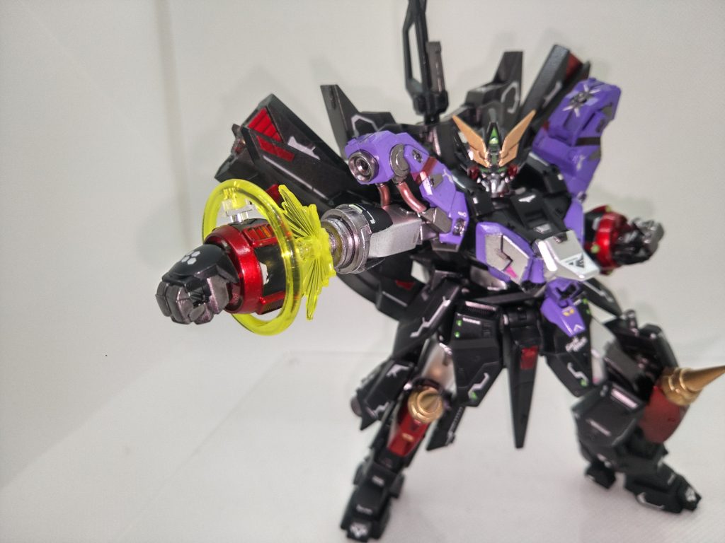 拳で殴る為剛性の高い三本指。デミバーディングに付いていた手の甲ビームバルカンはオミットしてより頑強に！腕内部に3㍉軸を仕込みエフェクトを取り付けています。デミトレの腕は元々中空なので加工も楽でした(*´ー｀*)