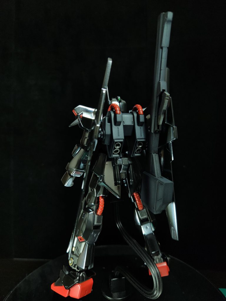 赤く見えている部分は蛍光ピンクなのですが、黒下地が強すぎて綺麗に発色しませんでした、反省。ライフル、バズーカやバックパックはファントムグレーで光沢抑えめのグラデーション塗装しました。