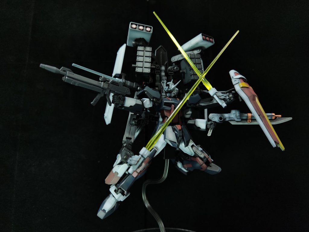 背中から隠し腕を伸ばして武器や盾を装備させることができます。これがやりたかった！