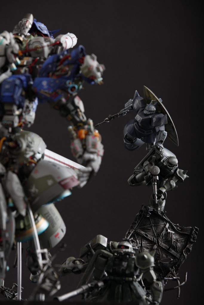 エリク・ブランケがザクの肩に接触し、接触回線で会話しているシーンも再現しております。 本作品は、是非正面方向から見て頂きたいです。