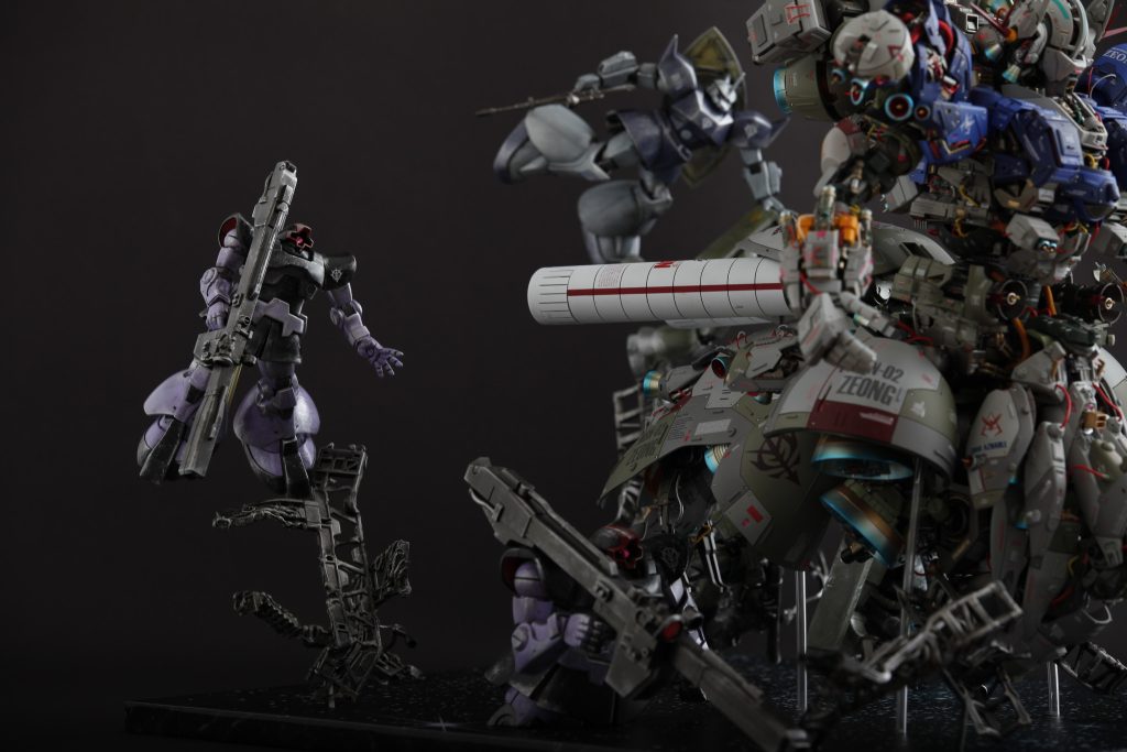 ジオングに続く精鋭のドム部隊。前方はMG。広報はHGを配置。