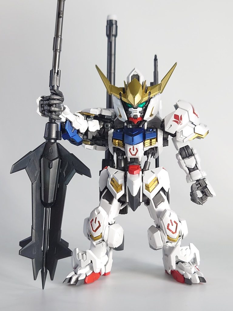 正面からメイスを構えて