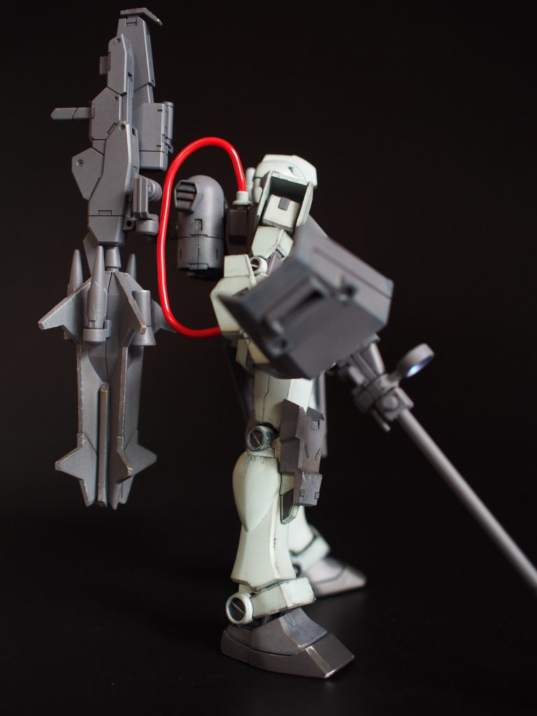 バックパックから伸びたチューブが腕を介してライフルに接続されています。