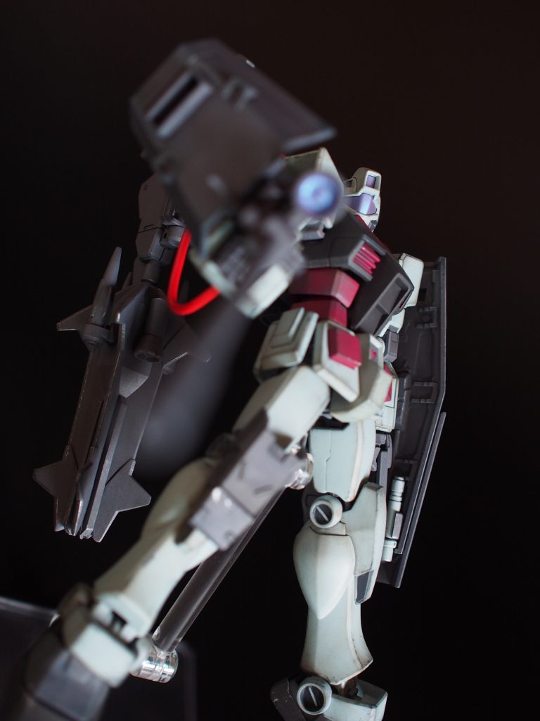 ストック長めのビームライフル。外側にシールドの上半分。