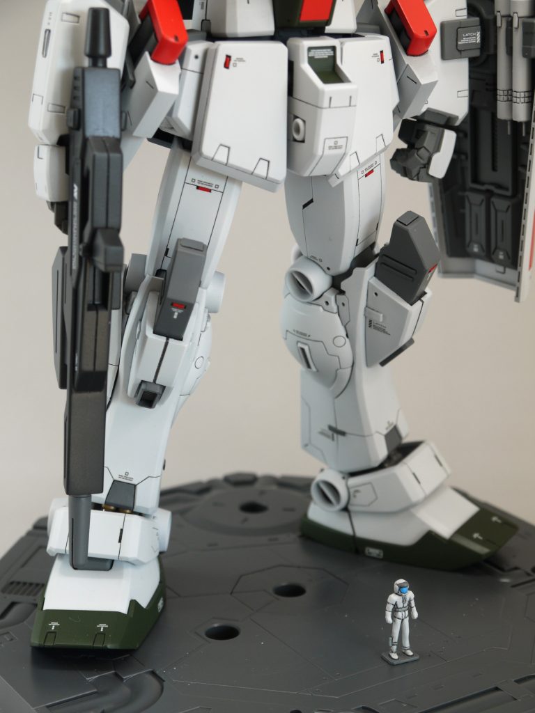 ・フンドシを前に1mm延長し、斜面の角度変更・前後スカートを各2mm延長・スネを4mm延長・アンクルガードを削って小型化&形状変更・スリッパを削り込んでスリムに・胸、肩、腕、太もも、スリッパなど平面に凸Rが付いているので、削ってフラット&シャープにこれらの改修でスマートになったと思います。