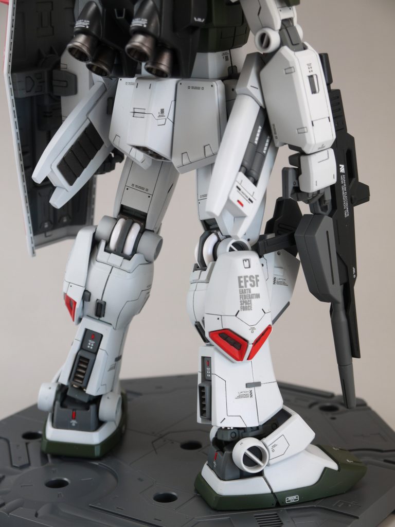 ・腰のミサイルはプラ板、プラパイプ、エポパテでスクラッチし、マグネットで脱着・ヒザの追加装甲はプラ板でスクラッチ・ふくらはぎ外側はMk-2のパーツを流用・アキレス腱の上はプラ板でスクラッチ