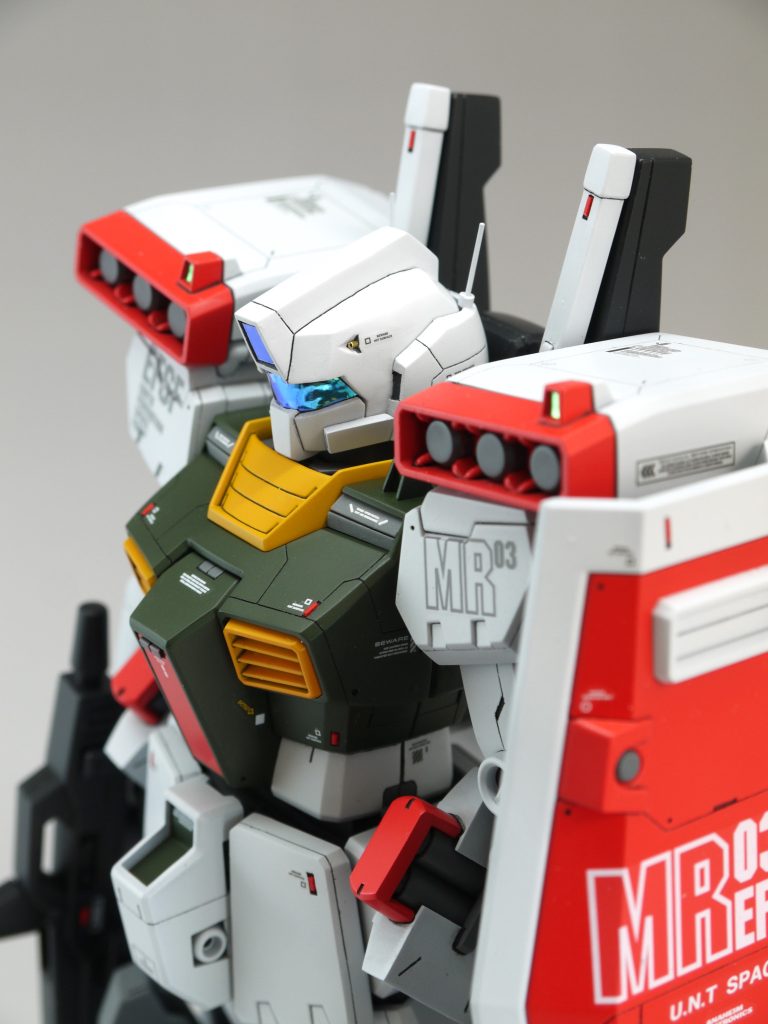 ジム改は手に入り難く、頭だけで2000円くらいで落札されていました…。そりゃ無いなと思い、セミスクラッチしたことで、好みのバランスに出来たと思いま す。バイザーとメインカメラにはミラージュシールを貼ってあるので、光の反射によって色々な見え方をします。ちょっと表面や端面が波打っていますが、コレが限界でした…。