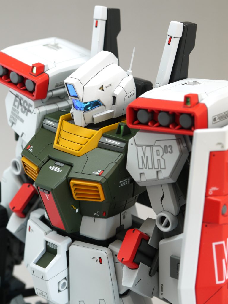 ジムⅢへの改造内容です。・ほほのダクトは正面を開口、アンテナ2本を真ちゅう線で設置・鎖骨にセンサー追加、コクピットハッチに装甲追加・肩のミサイルはHGUCスタークジェガンのものを形状変更し、マグネットで脱着 造形が良いのでミサイルは3本のままです。・上腕肩部にMk-2のカバーを追加 これにより、外側への可動範囲が少し狭くなっています。