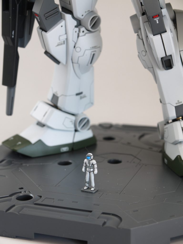 パイロットはMk-2の立ち姿勢のモノを塗装し、ツヤ消しトップコートをしてあります。台座に接着して、安定して立つようにしました。コクピット内部のパイロットは入れていません。