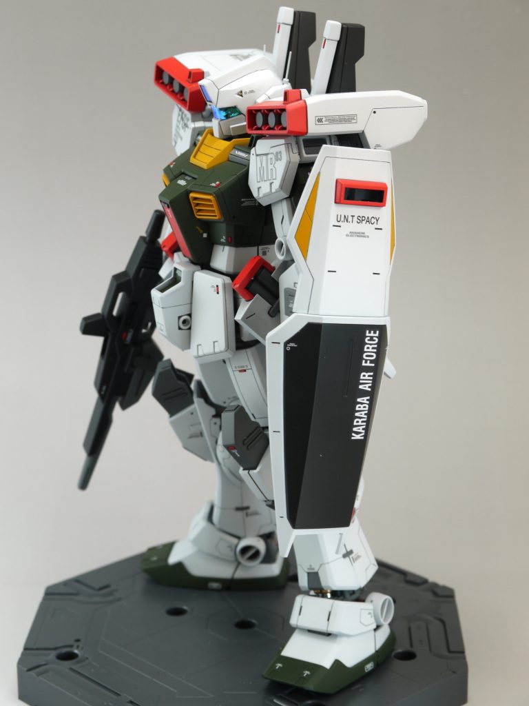 シールドはジムのものと、Mk-2のものを持たせることができます。右前腕のシールドラッチは埋めてありますが、ピンセット等でパーツを外せばシールドを取り付けることも出来ます。まあ、必要性はありませんが…。