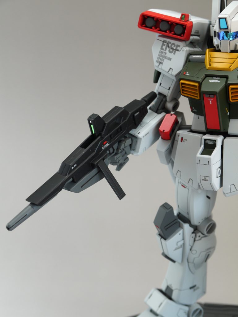 ビームライフルはMk-2のモノをそのまま持たせました。Ver.Kaの持ち手にフィットするように、グリップを加工してあります。センサー部の可動軸が緩かったので、接着してあります。センサーにはラピーテープを貼ってあります。