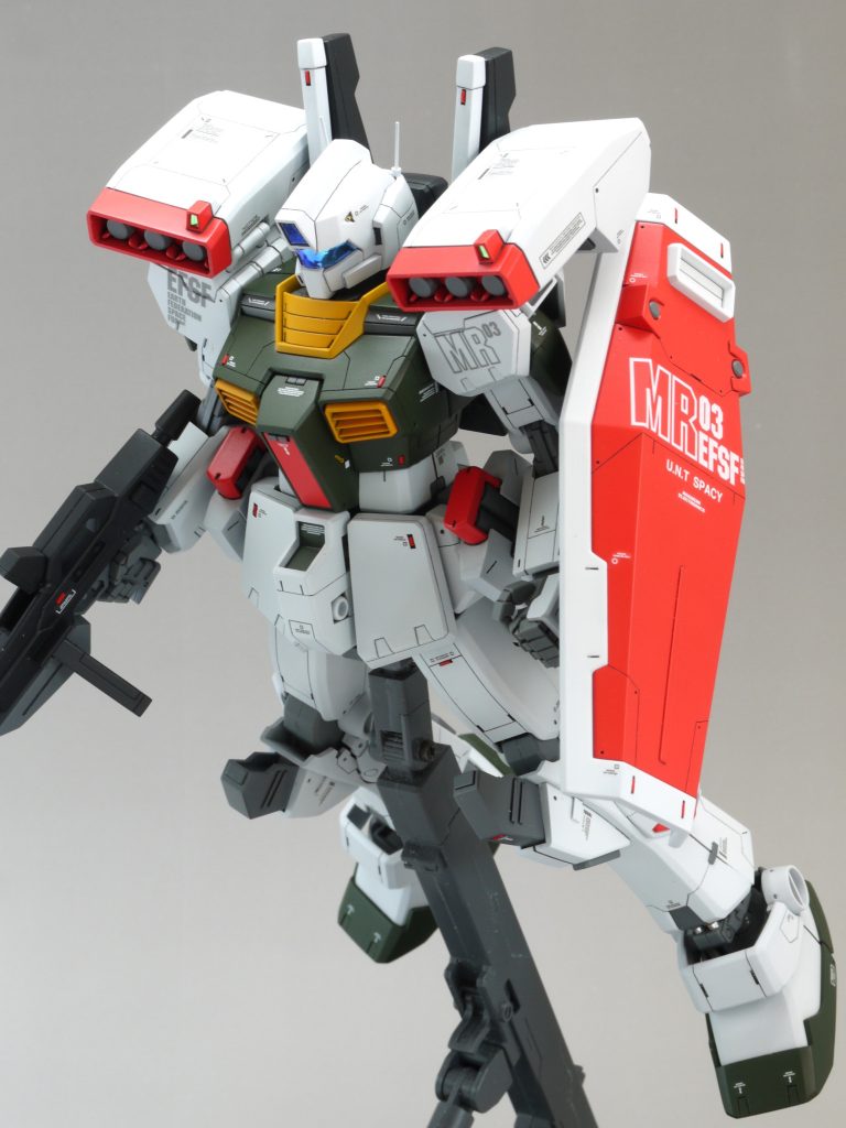 古いキットですが、全身のモールドを彫り直し、更にスジ彫りやレッドポイント等を追加したことで、少しは今風になったかなと思います。本当はもっとハイディテールにしたいのですが、センスがありません。もっと勉強が必要です。塗料は全て水性ホビーカラーの瓶生で、エアブラシで吹いています。(一部筆塗り)・ディアクティブホワイト・暗緑色2・オレンジイエロー・サーモンピンク・ニュートラルグレー・ミッドナイトブルー・焼鉄色