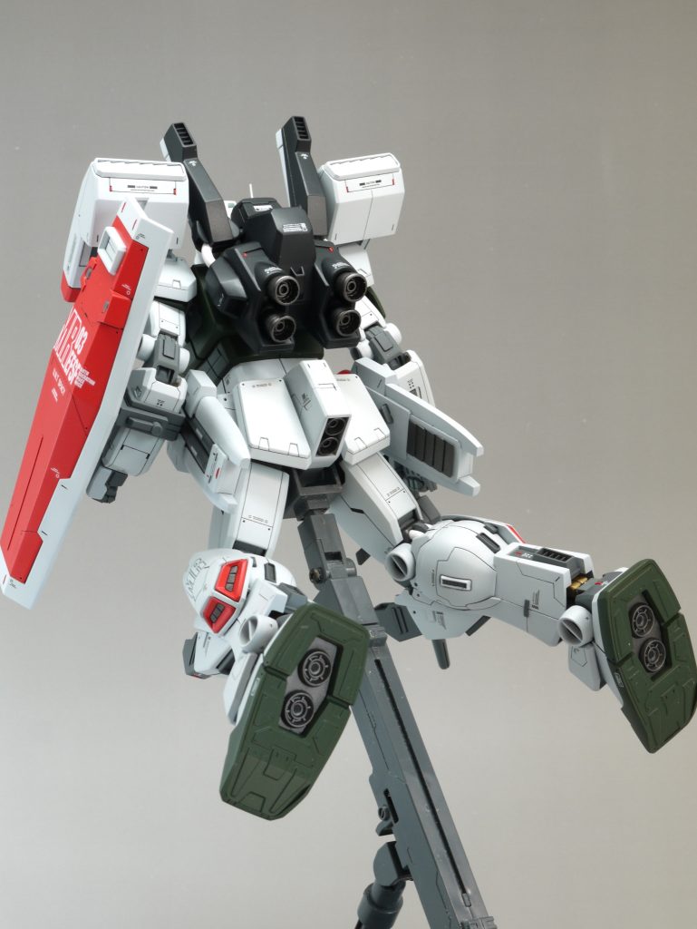 背面はゴチャゴチャしていて好きなポイントです。足裏はバーニア周りを塗り分けてあります。バックパックと膝裏のケーブルは、USBの充電ケーブルをカットして仕込んであります。腕を曲げてシールドを持たせるためには、アタッチメントを間にかませてください。(キットのパーツを紛失してしまったので)