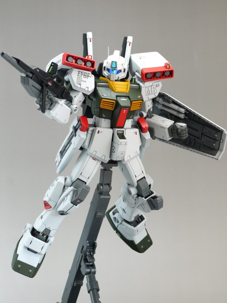 古いキットなので可動範囲はせまいです。肩と腰のミサイルはマグネットで取り付けていますが、保持力はあまり強くないのでポージング後に付けます。バックパックとシールド裏のビームサーベルはどちらも抜けません。