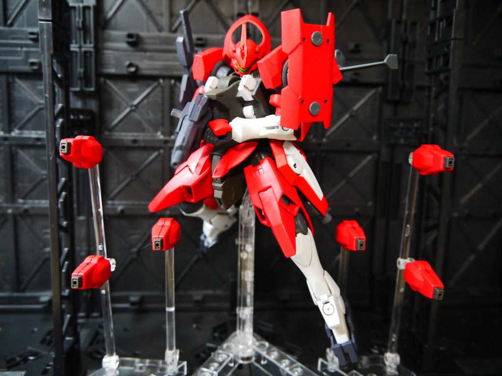 同じく第5世代実証実験機であるダリルバルデと異なり、本機の搭乗者が得意とした射撃メインの戦い方をする。そのため意思拡張AIもそれに応じた調整がされており、ダリルバルデには別のベータ版が搭載された。