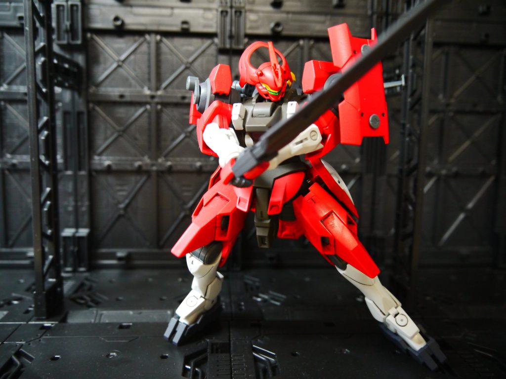 近接装備は実剣。イーシュヴァラをビームサーベルとしても使用する。