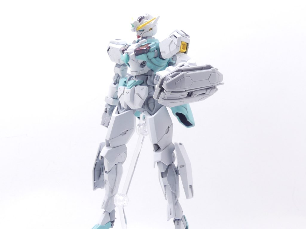 【武装データ】種別:非売品発売:ガンダムエース2014年3月号付録(A)   電撃ホビーマガジン2014年4月号付録(D)・・・のジャンク品(300円で購入)。正規の仕様ではないことをご理解ください今回は後編も含めた2本更新。マテウス登場の時を思い出すね。本当に最後の武装レビューはマーキュリーレヴ。「ガンダムビルドファイターズ」公式外伝に沿って各雑誌に付属した物。本来ならば、「A」と「D」の名の通り各キットに対応するアンテナや各ガンプラへの接続パーツ、大型武器が付属するのですが・・・かつてブックオフで購入したジャンク品はその「基部」、マーキュリーレヴそのもの(と接続アーム一本がありますが今回未使用)のみ。こちらは完成を目前に控えたキルゴアエアリアルと未塗装のレヴ。手首はエアリアルのものです。ビルドナックルズ、再販の(丸)が手に入ったらそれで代用しようと思っていましたが見つからず、結果的に家の「角」の在庫を切り崩しました・・・
