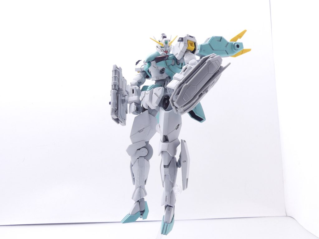 マーキュリーレヴ:公式外伝「ガンダムビルドファイターズA」に登場。サツキ・トオルが一から金型設計した、ユウキ・タツヤとの友情の証。ソードユニットに6つ、ガンユニットに4つの武装を内蔵した十徳ナイフ的武装プラットフォーム。・・・名前?確か・・・のちのポリキャットさんがと記憶しているけどツイッターアカウントは削除されているため当時のログはないの・・・裏面に3ミリ穴を装備しているため、キルゴアエアリアルに凸軸を追加するだけで装備可能。本来はグリップパーツが付属とのこと。